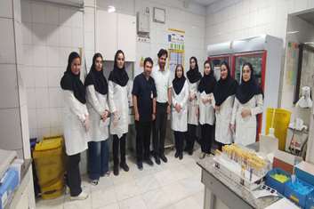 تقدیر کادر درمان و ریاست بیمارستان فاطمه‌الزهرا(س) رباط‌کریم از واحد آزمایشگاه به مناسبت روز آزمایشگاه  