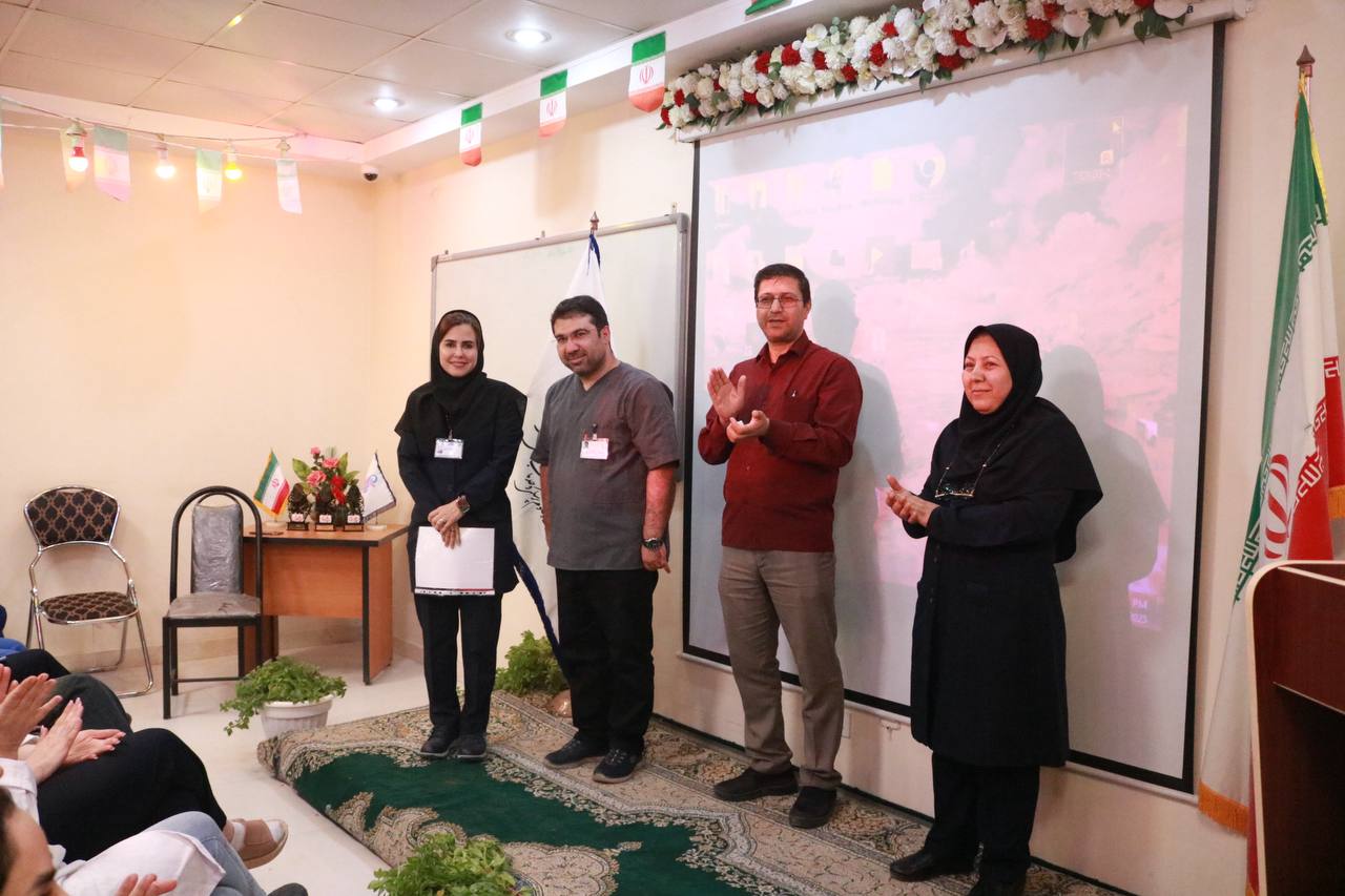 در آیینی باشکوه،مقام پرستاران فداکار و زحمتکش بیمارستان فاطمه الزهرا(س) رباط‌کریم با حضور مسولین شهری  گرامی داشته شد.